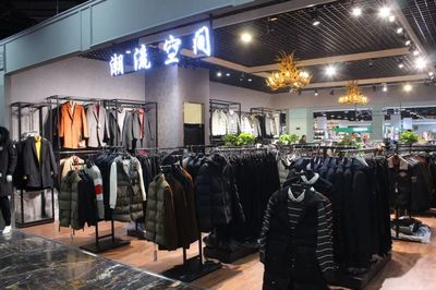 突发！城阳商场服装鞋包大抛售潮来袭，消费者迎来购物狂欢